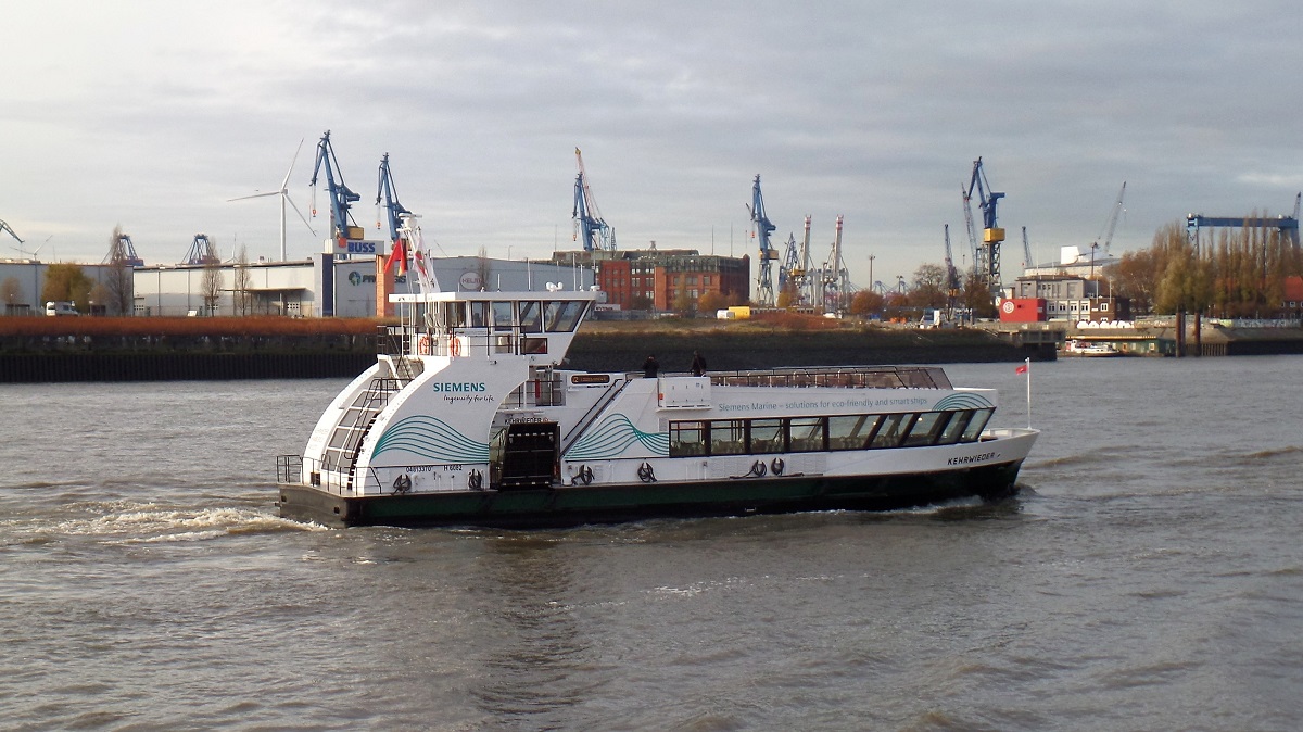 KEHRWIEDER (ENI 04813370) (H 6082) am 26.11.2018, Steuerbordbordseite,  auf der Fährlinie 72 von der Elbphilharmonie zu den Landungsbrücken, Hamburg, Elbe, vor der Überseebrücke,  /
Hafenfähre, HADAG Typ 2020 / Lüa 29,5 m, B 8,4 m, Tg 1,75 m / Antriebsanlage: 2 Diesel Scania Di13 070 M, 370 kW (503 PS), 1 Siemens-EcoProp Hybrid-Antriebssystem (Variante mit Pella Sietas-optimiertem Propellerantrieb, 2x 225 kW (306 PS) Propulsionsleistung) / 2 konventionelle Wellen mit je 2 E-Fahrmotoren, 2 Schaffran-Festpropeller, 12 kn / vorn und hinten je ein Querstrahlruder á 80 kW (110 PS)  /

Gebaut 2018 bei Pella-Sietas-Werft in Hamburg-Neuenfelde als Typ 190 mit der Bau-Nr. 1315
