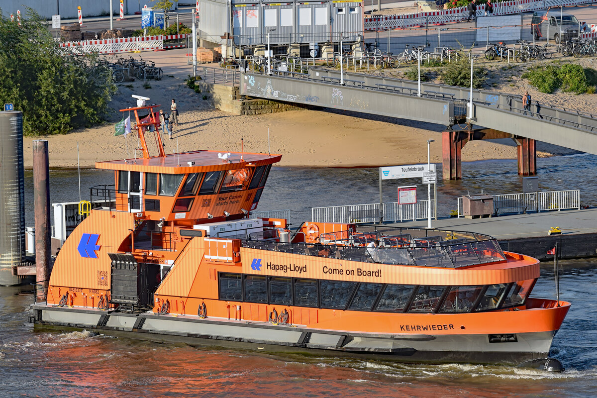 KEHRWIEDER (ENI 04813370) (H 6082) am 02.09.2022 beim Anleger Teufelsbrück im Hafen von Hamburg