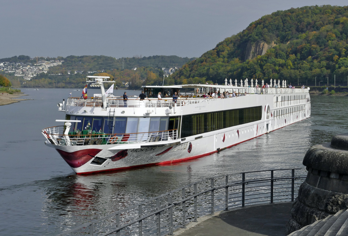 KFGS  A-Rosa Flora  beim Zurücksetzen von der Mosel in den Rbein am Deutschen Eck in Koblenz - 16.10.2017