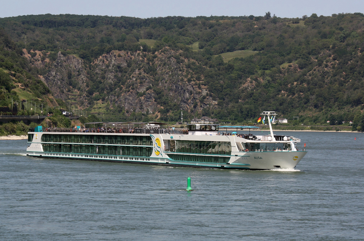 KFGS ALISA ENI:02339778 L.135 m B.11,45 Flagge Schweiz auf dem Rhein am 05.06.2023 zu Berg in Oberwesel.