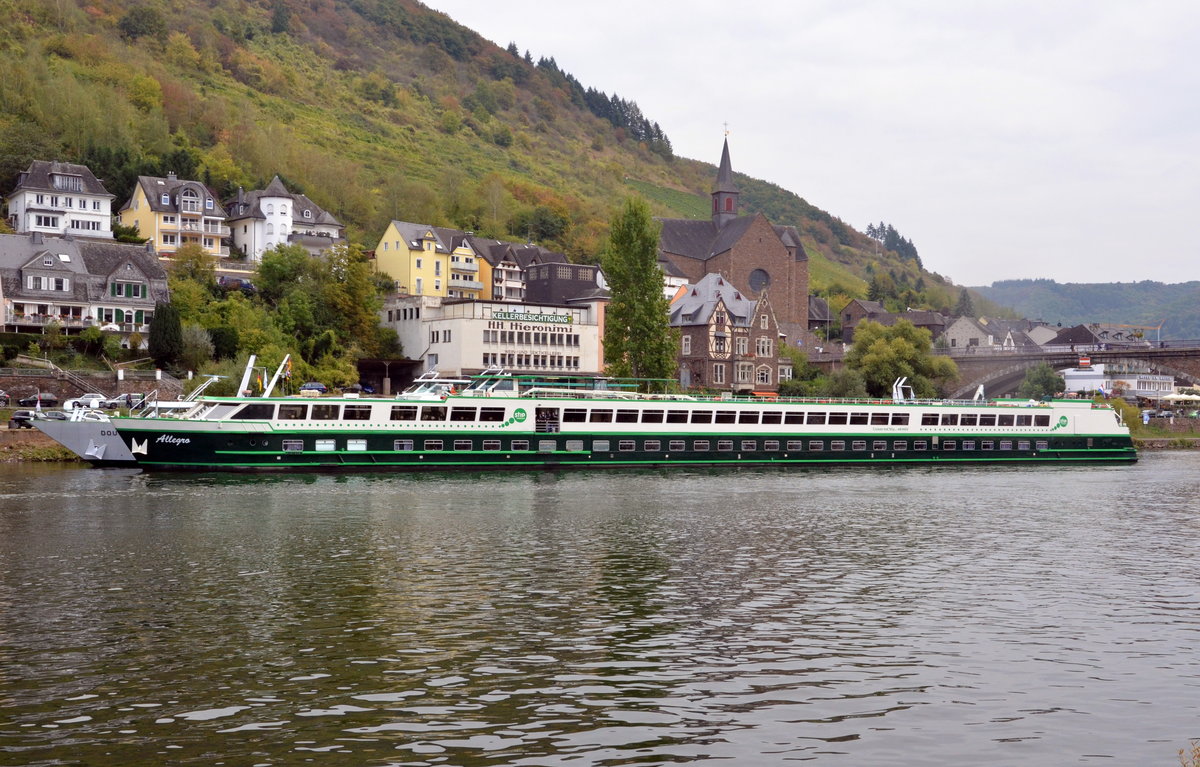 KFGS-Allegro Flusskreuzfahrtschiff auf der Mosel bei Cochem vor Anker, Lnge: 105m,  Breite: 10,10 m, Passagiere: 150 ,  Heimathafen: Enkhuizen, Baujahr: 1991, fuhr als Liberte, ex  Abel Tasman  heute Allegro und seit etwa 2012 neues Outfit von weis/Rot in Grhn/weis.  Am 10.10.16 beobachtet.