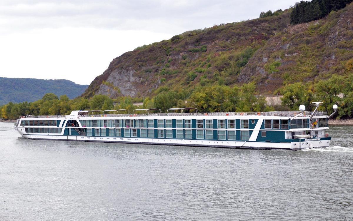 KFGS-AMADEUS SILVER II  Flusskreuzfahrtschiff auf dem Rhein bei Andernach am 04.10.16. Lnge: 135m,  Breite: 11,40m  Passagiere: 168, Baujahr: 2015.