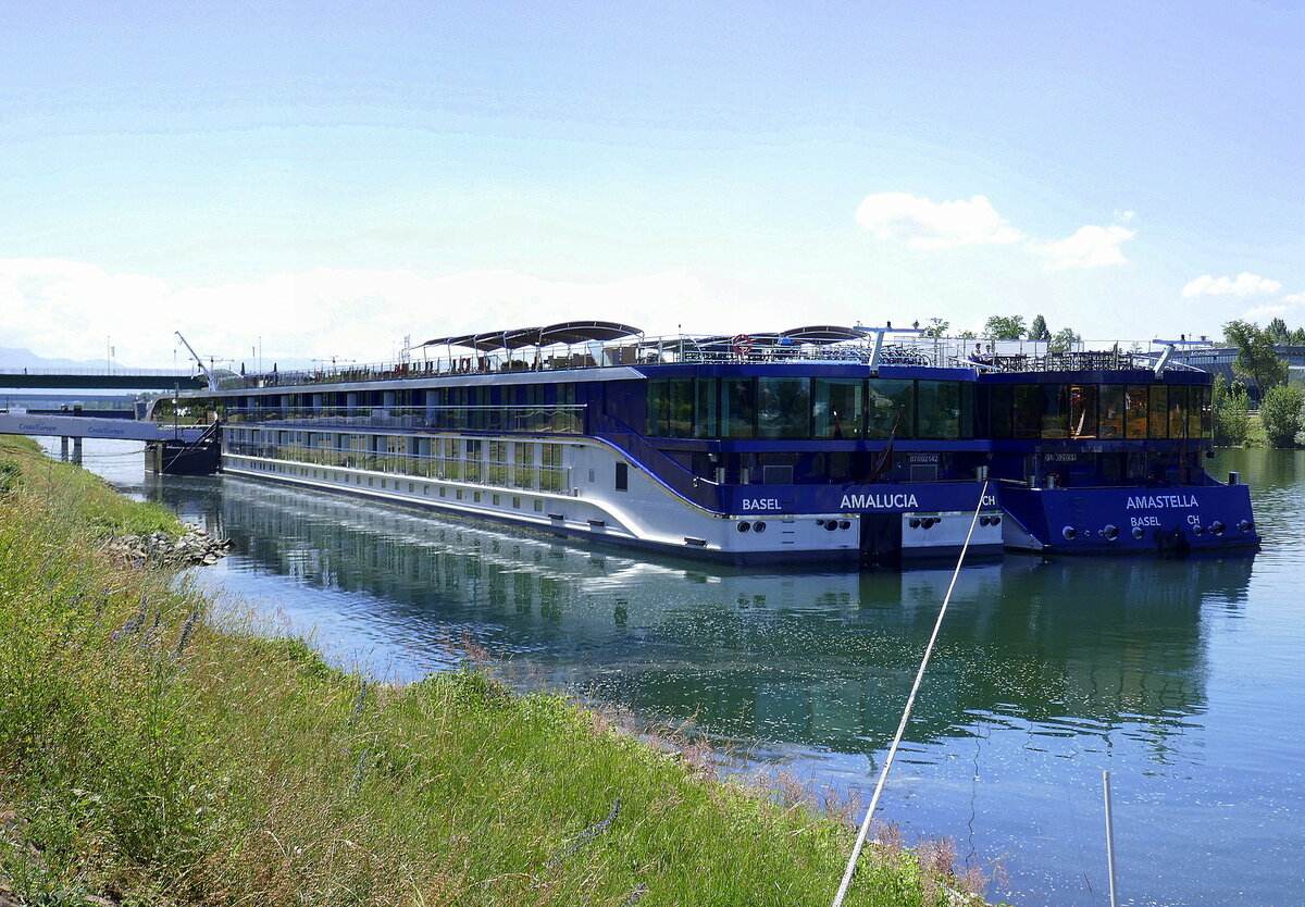 KFGS  Amalucia  und  Amastella , Heckansicht, am Anleger in Breisach am Rhein, Amalucia ist 135m lang, 174 Passagiere, 2x1217PS, Baujahr 2021, Amastella ist 135m lang, 148 Passagiere, 2x1217PS, Baujahr 2016, Heimathafen ist Basel/Schweiz, Juni 2022