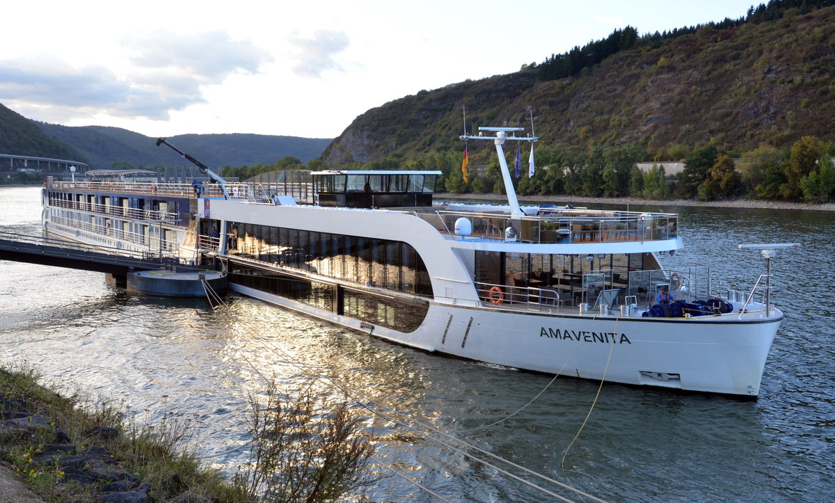 KFGS-AMAVENITA  Flusskreuzfahrtschiff  Ex-Name  Amavista auf dem Rhein bei Andernach am 04.10.16. Lnge: 135m,  Breite: 11,45m,  IMO: 07002005,  Passagiere: 164,  Heimathafen: Basel.  Baujahr: 2014, Bauwerft: International (Valhali) Service & Marine d.o.o. in Beograd.