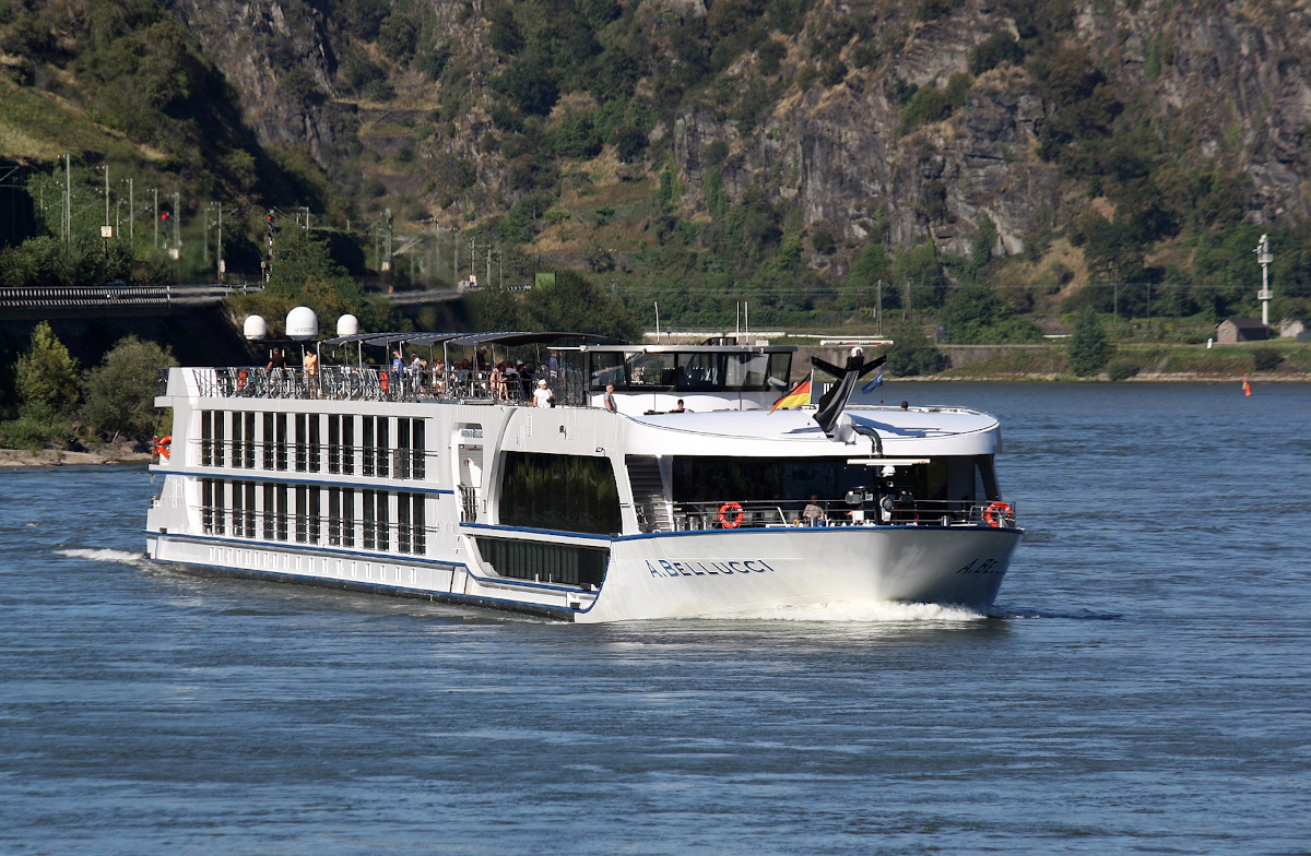 KFGS ANTONIO BELLUCCI (ENI:02334599) L.110 m B.11,45 m Flagge Schweiz auf dem Rhein am10.08.2023 zu Berg in Oberwesel.