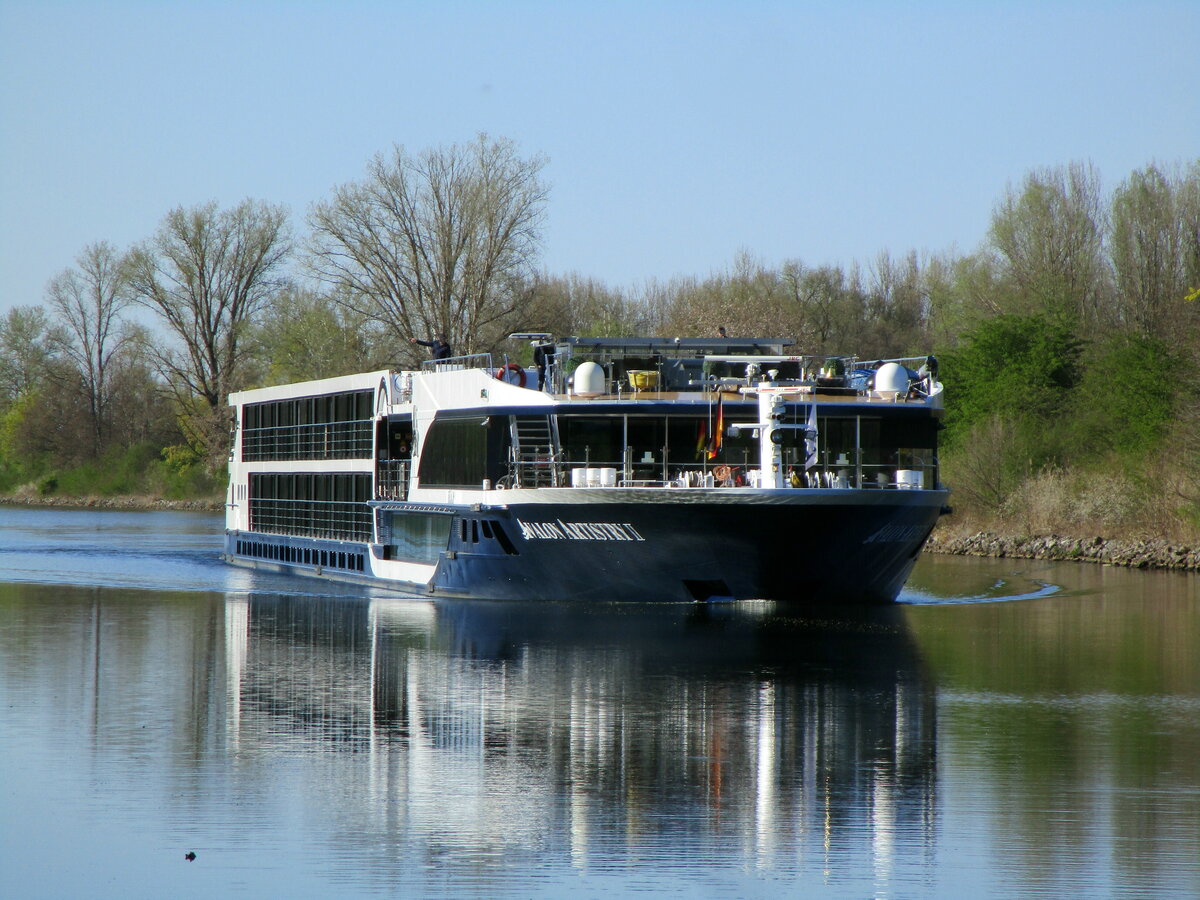 KFGS  AVALON ARTISTRY II  (02334737 , 110 x 11,45m) am 17.04.2022 im  MAIN-DONAU-KANAL  kurz vor der Schleuse Forchheim mit Fahrtrichtung Nürnberg.