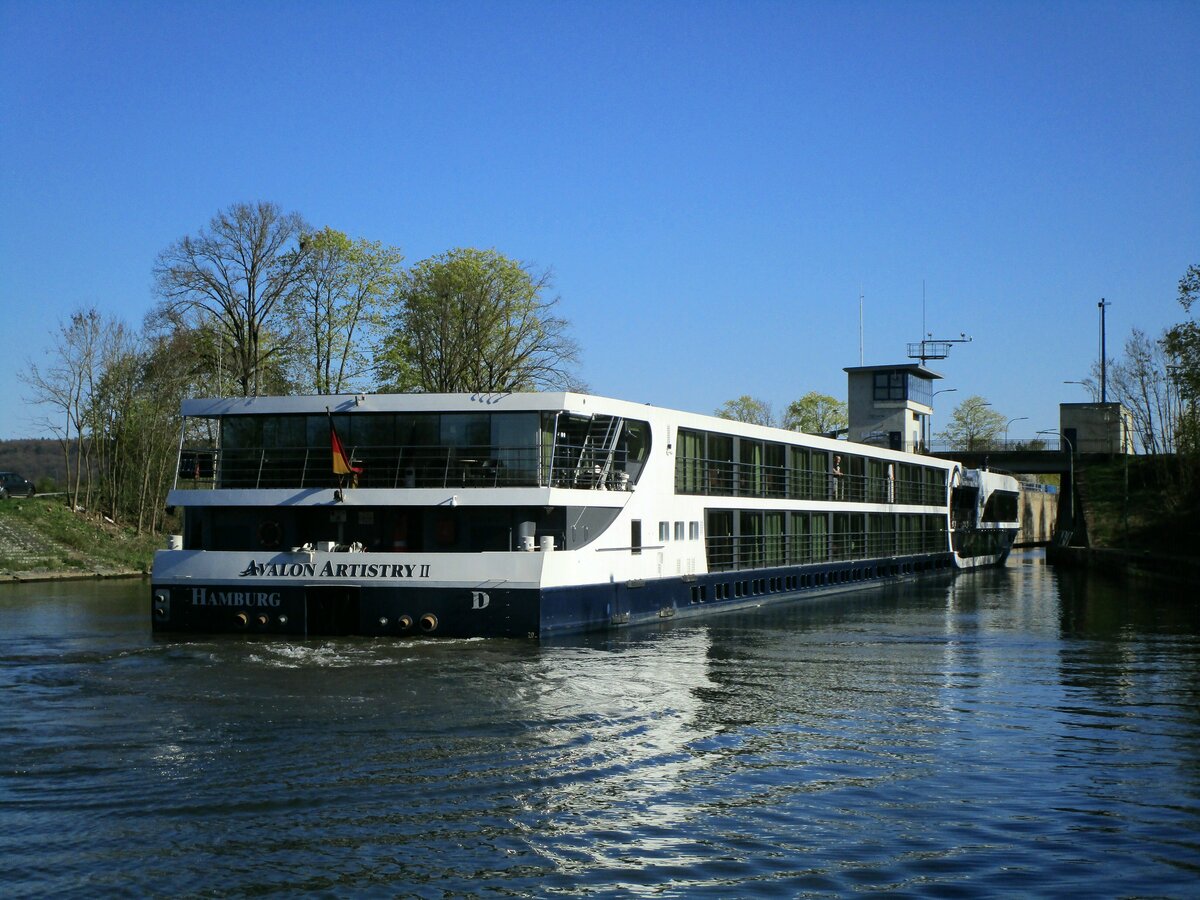 KFGS  AVALON ARTISTRY II  (02334737 , 110 x 11,45m)  am 17.04.2022 beim Einfahren in die  SCHLEUSE FORCHHEIM  /  MDK mit Fahrtrichtung Nürnberg.