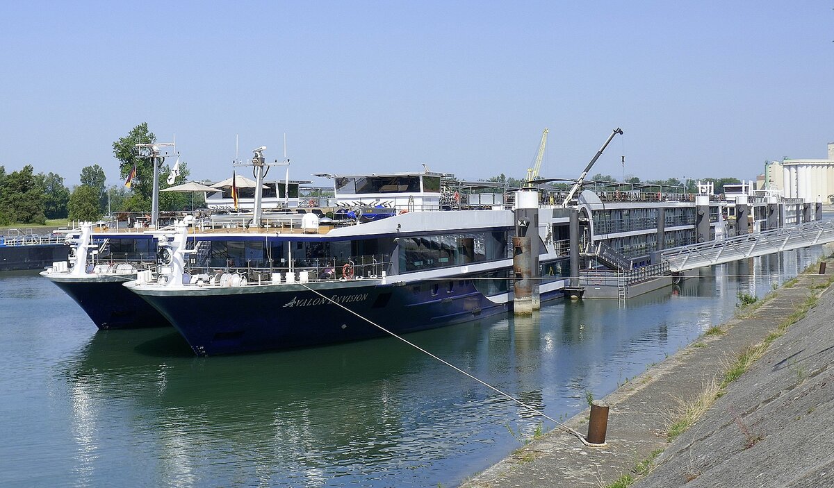 KFGS AVALON ENVISION ENI 02337703, ankert am Anleger Vogelgr�n/Elsa�, Mai 2026