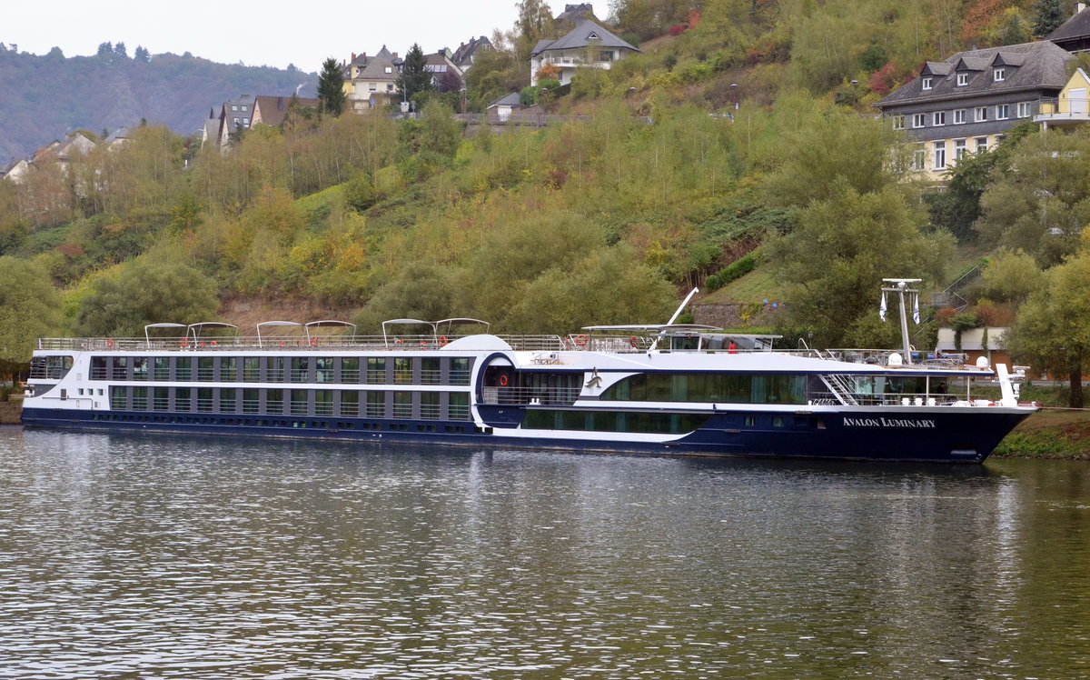 KFGS-Avalon Luminary  Flusskreuzfahrtschiff auf der Mosel bei Cochem vor Anker, Lnge: 110      m, Breite: 11,40m, Passagiere: 138, Heimathafen: Hamburg,  Baujahr 2010. Am 10.10.16 beobachtet. 