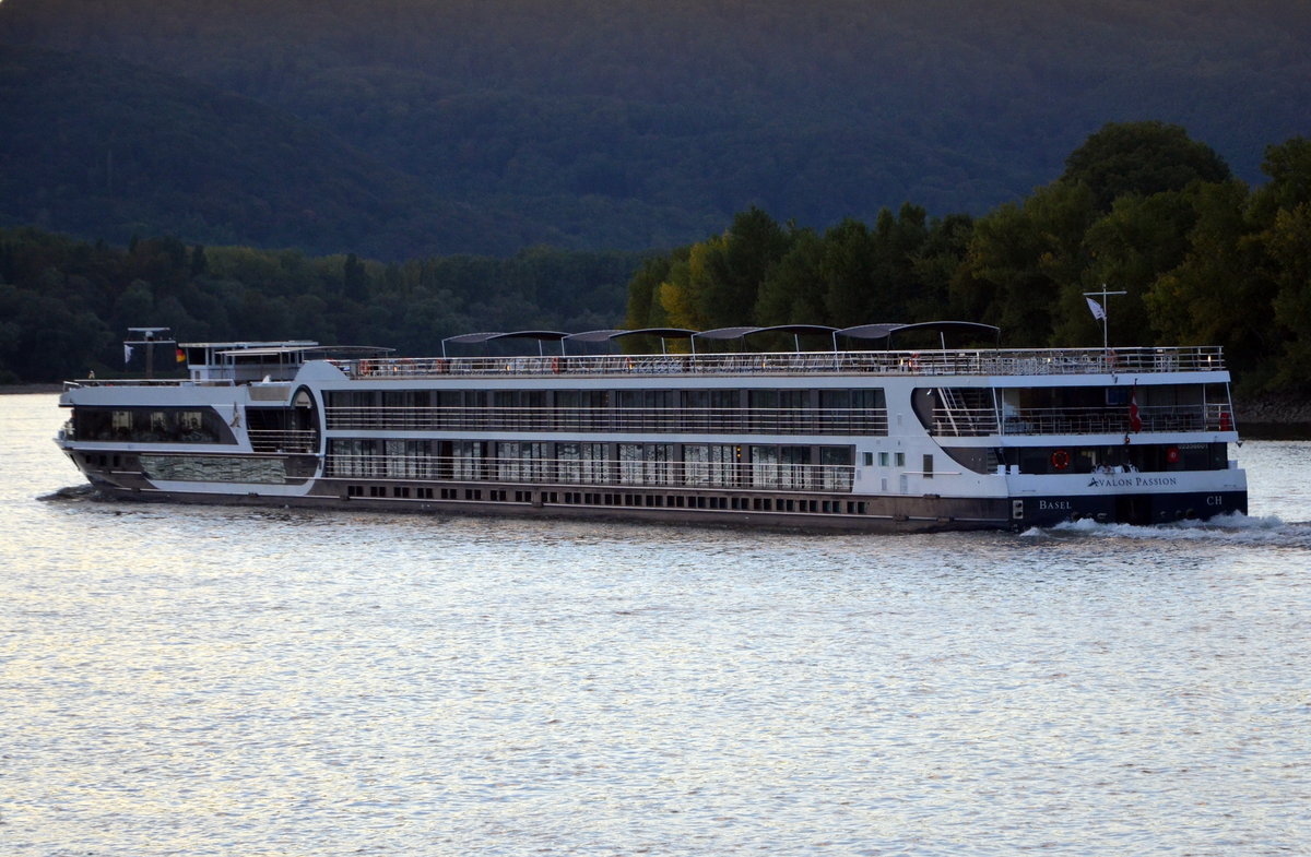 KFGS-Avalon Passion Flusskreuzfahrtschiff auf dem Rhein bei Andernach am 04.10.16. Lnge: 135m, Breite: 11,45m, IMO: 0233661, Passagiere: 168,  Heimathafen: Basel, Baujahr: 2016 in Bauwerft Kasko Turnu Severin, Ausbauwerft: Den Breejen in Hardinxveld-Giessendam