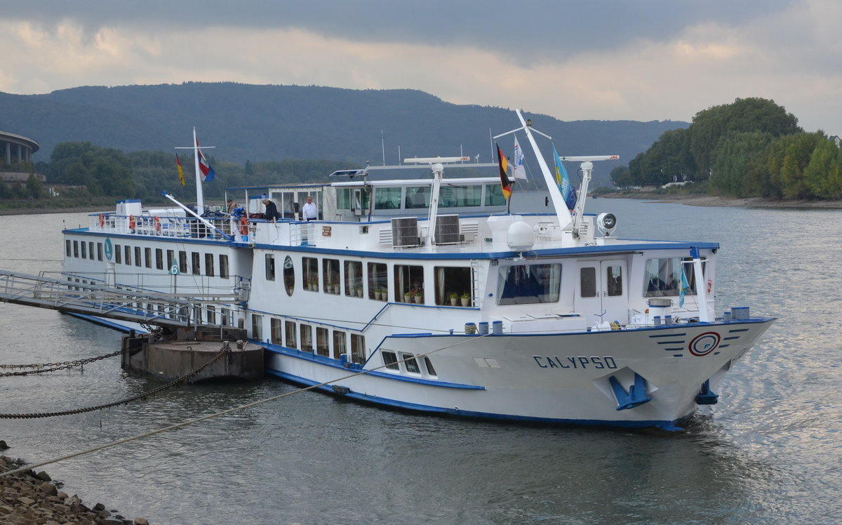 KFGS-Calypso Binnen-Kreuzfahrtschiff,  Auf 75 Metern Lnge und 10,5 Metern Breite verfgt das familire Schiff der guten Mittelklasse ber 46 Auenkabinen und eine Kapazitt von 92 Passagieren. Heimathafen Maassluis, fhrt fr Phoenix Reisen am 03.10.16, bei Andernach.