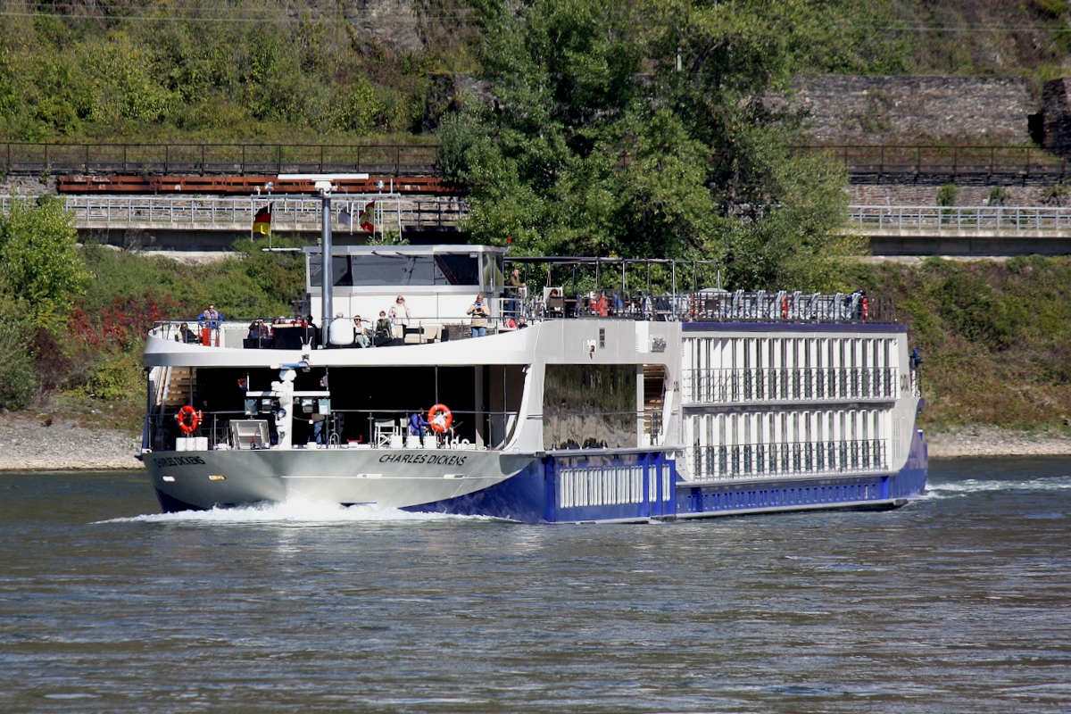 KFGS CHARLES DICKENS (ENI:02336245) L.110 m B.11,45 m Flagge Schweiz auf dem Rhein am 22.09.2022 zu Berg in Oberwesel.