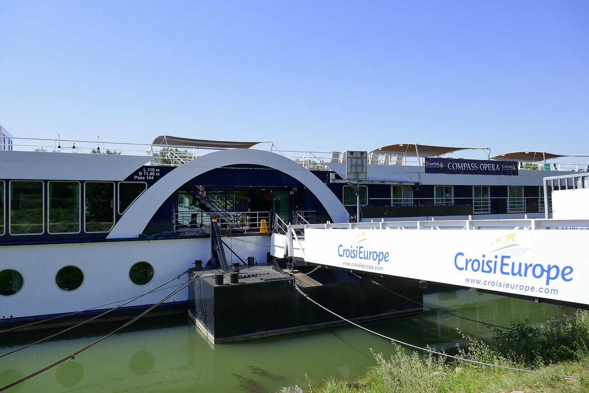 KFGS  Dutch Opera , der Mitteleinstieg mit der Landungsbrücke, am Anleger in Breisach am Rhein, Aug.2022