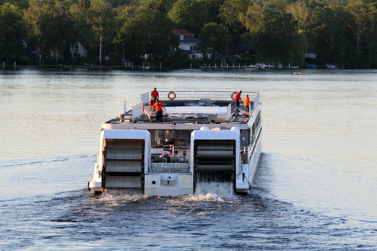 KFGS Elbe Princesse (01840744) am 04.06.2017 auf der Havel in Berlin zu Berg. Kurz danach drehte das Schiff nach Steuerbord in den Tegeler See ein. Das Personal ist mit dem Aufbau des Sonnendeckes beschäftigt.  