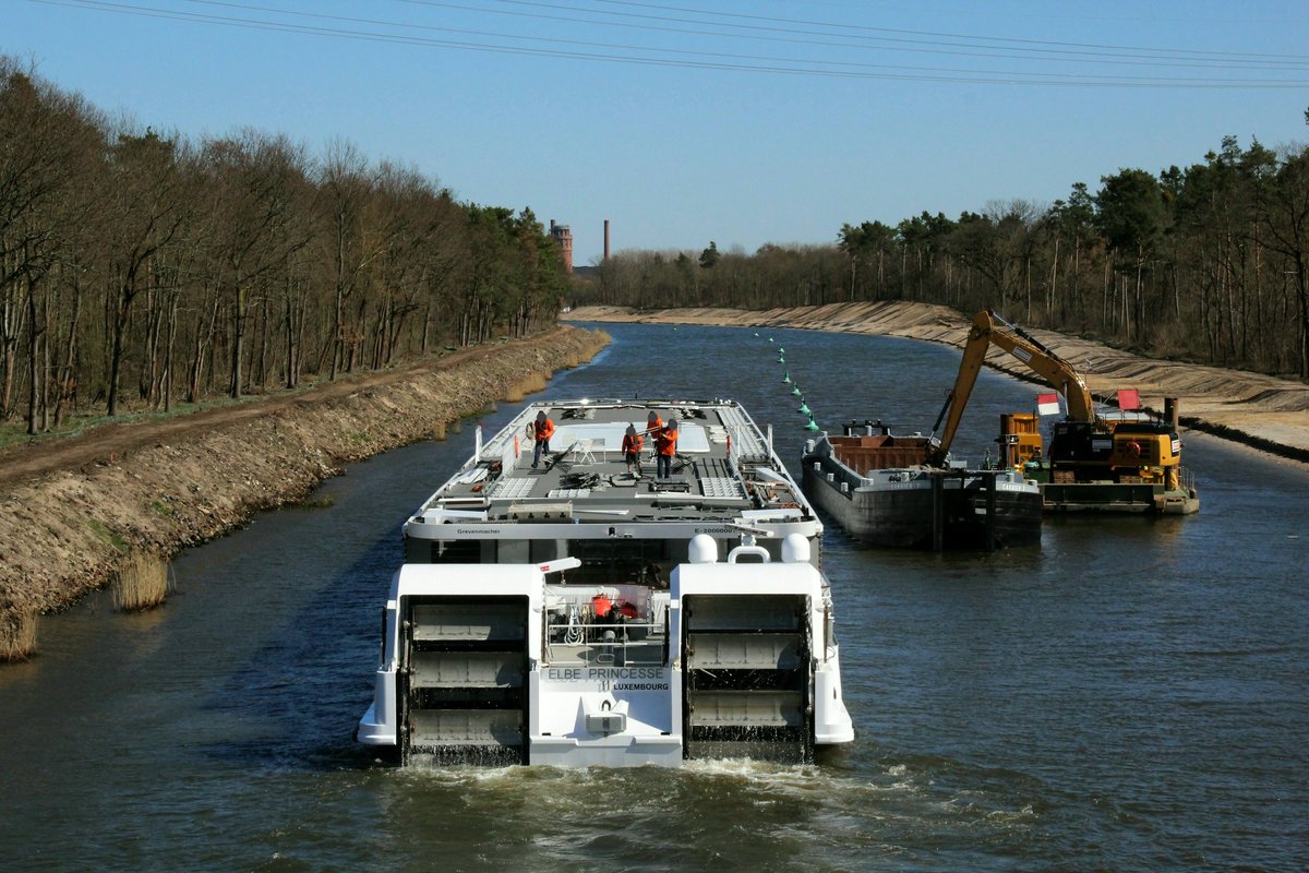 KFGS Elbe Princesse II (20000001 , 101,42 x 10,63m) am 01.04.2019 im Elbe-Havel-Kanal auf Bergfahrt Richtung Wendsee / Berlin. Das KFGS mußte sich durch das enge Fahrwasser der Baustelle navigieren.