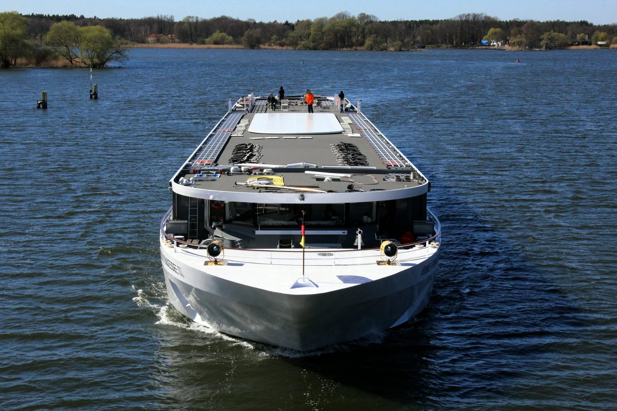 KFGS Elbe Princesse II (20000001 , 101,42 x 10,63m) am 01.04.2019 im Wendsee / Elbe-Havel-Kanal kurz vor dem Unterqueren der Seegartenbrücke bei Kirchmöser.