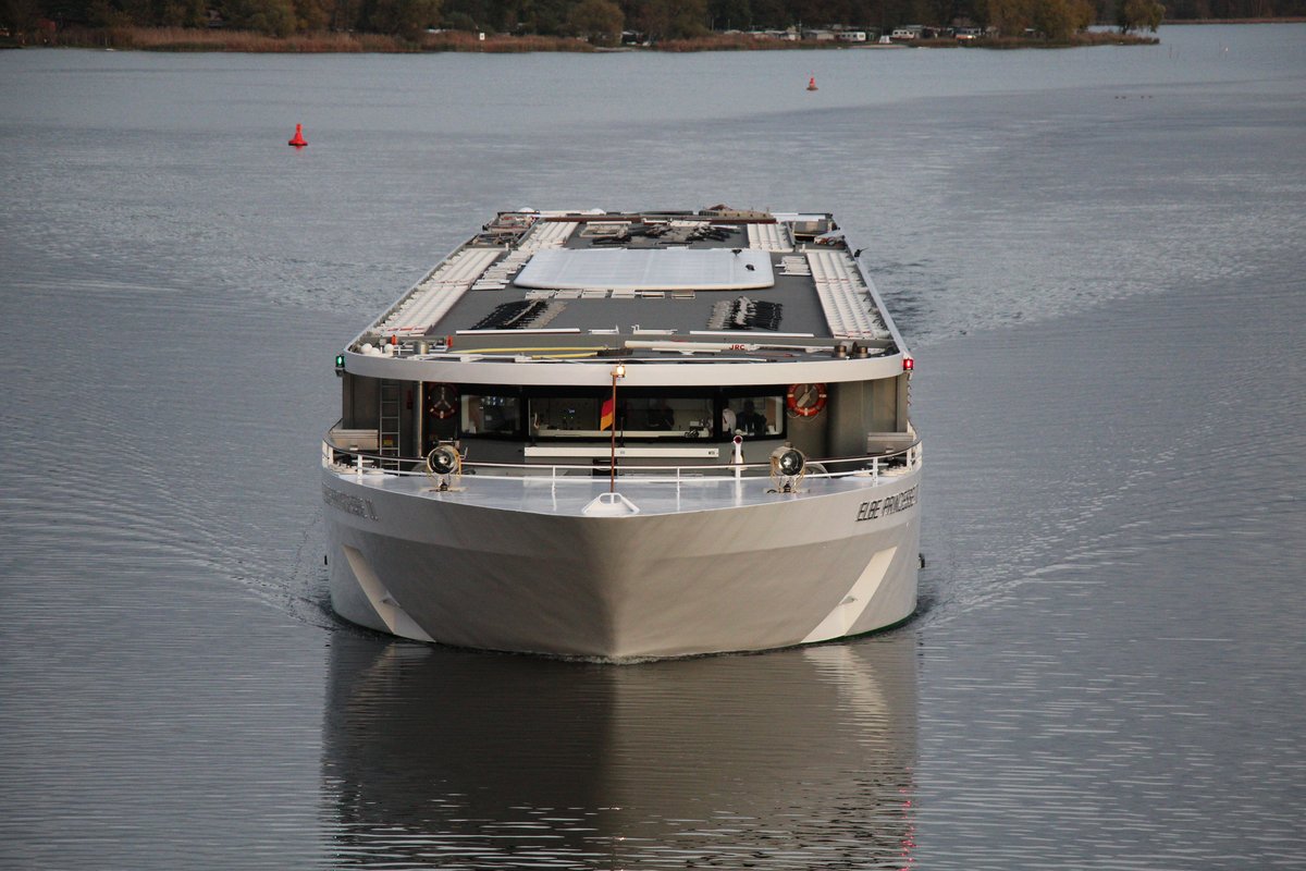 KFGS Elbe Princesse II (20000001 , 101 x 10,50m) am 28.10.2019 im Plauer See Höhe Kirchmöser West auf Talfahrt.