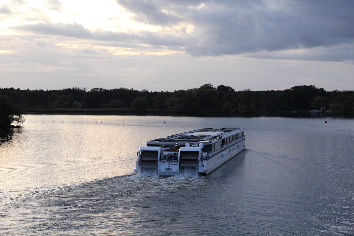 KFGS Elbe Princesse II (20000001 , 101 x 10,5m) am 28.10.2019 im Wendsee / EHK auf Talfahrt Höhe Kirchmöser West.