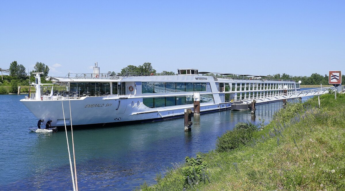 KFGS EMERALD SKY ENI 02336545, ankert in Breisach am Rhein, Mai 2026