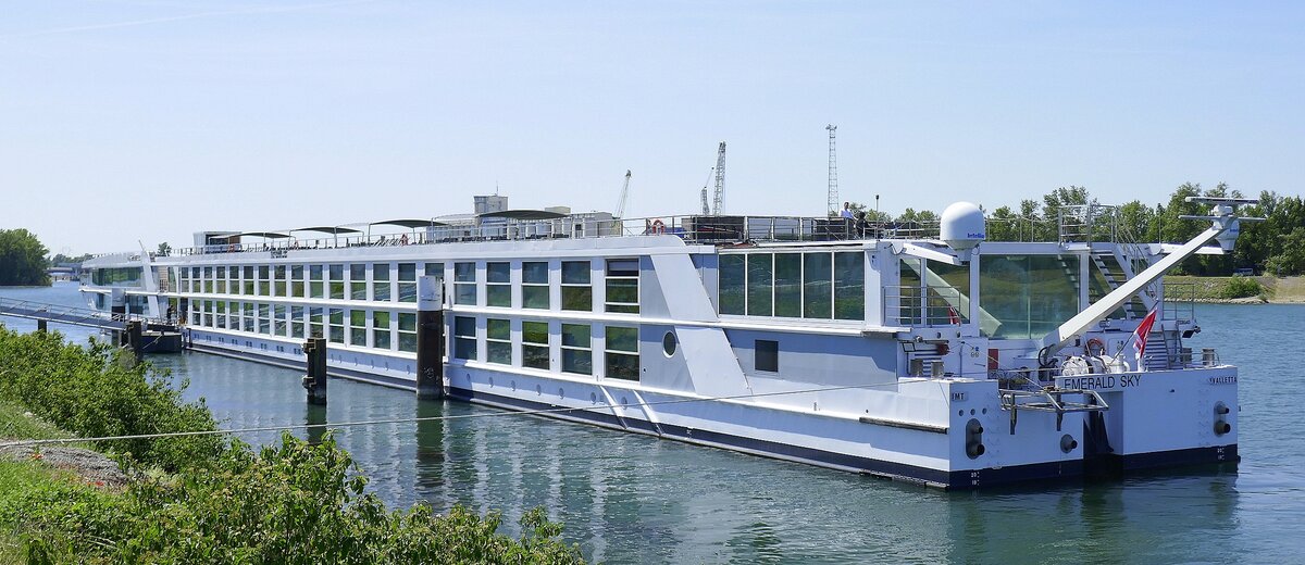 KFGS EMERALD SKY ENI 02336545, ankert in Breisach am Rhein, Heckansicht, Mai 2026