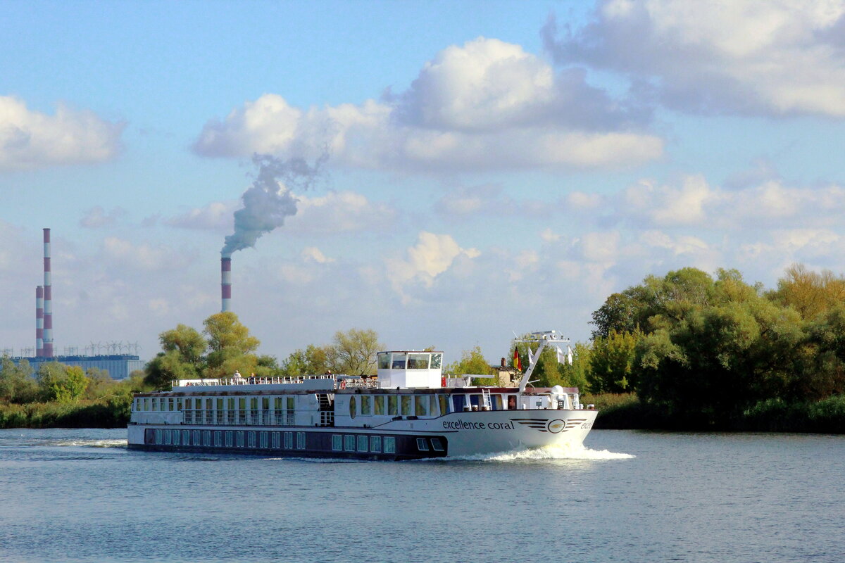 KFGS  EXCELLENCE CORAL  (07001711 , 82 x 9,50m) am 07.10.2021 auf  WESTODER-Bergfahrt bei Gartz. Im Hintergrund ein Polnisches Kraftwerk und Nordostwind.