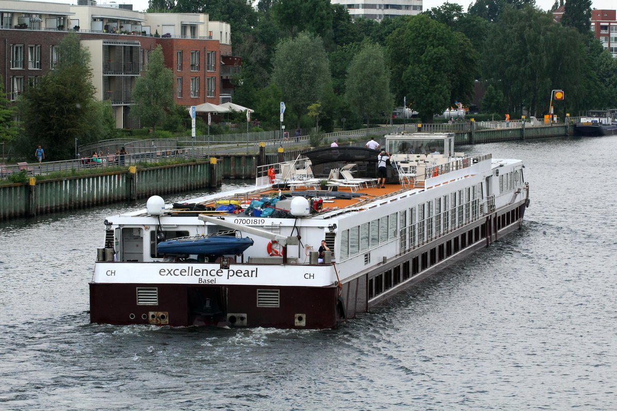 KFGS Excellence Pearl (07001819 , 85 x 9,5m) am 30.05.2017 auf der Havel in Berlin-Spandau zu Berg kurz vor dem Kreuzfahrtterminal.