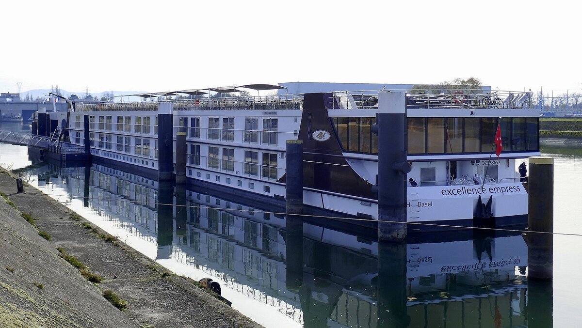 KFGS exellence empress, ENI 02338652, ankert am Anleger Vogelgrün/Elsaß, Heckansicht, Nov.2025