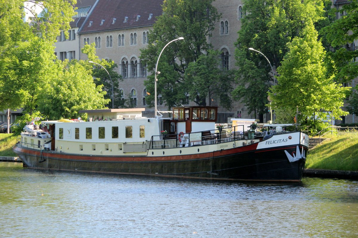 KFGS Felicitas (03031004 , 37,53 x 5,39) lag am 18.05.2017 auf der Spree am Tegeler Weg in Berlin-Charlottenburg. Im Hintergrund ist das Landgericht zu sehen. Das 1932 gebaute Schiff wird für Rad/-Schiffsreisen genutzt.