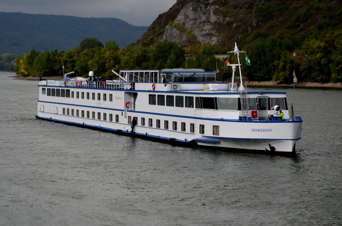 KFGS Horizon Binnen-Kreuzfahrtschiff  Baujahr:1956,  Lnge: 80m,  Breite: 9m,  Passagiere: 99     in Andernach am 03.10.16. Heimathafen: Rotterdam. Das Schiff wurde als Motorschlepper Triton, ex Victoria Cruziana. Umbau zum Flusskreuzfahrtschiff  Um 1994 dann ex Victoria Amazonica heute als Horizon unterwegs.