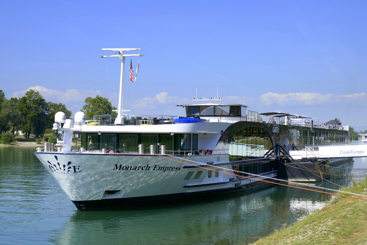 KFGS  Monarch Empress , am Anleger in Breisach am Rhein, das Kreuzfahrtschiff wurde 2015 in den Niederlanden gebaut, L = 110m, 144 Passagiere, Heimathafen Hamburg, Sept.2023