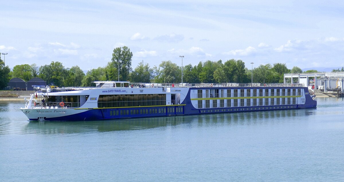 KFGS MONARCH PRINCESS ENI 02331194, rheinaufw�rts in Warteposition vor der Staustufe Vogelgr�n/Elsa�, Mai 2026