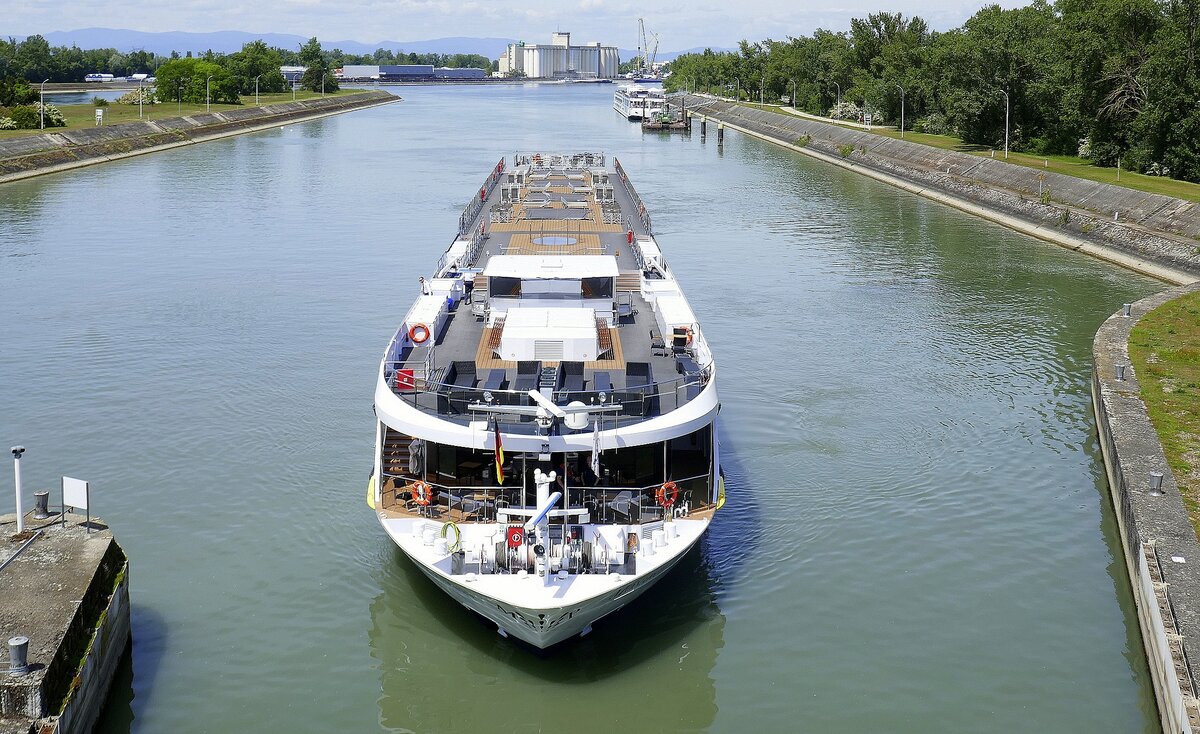 KFGS MONARCH PRINCESS ENI 02331194, rheinaufw�rts bei der Einfahrt in die Schleuse Vogelgr�n/Elsa�, Mai 2026