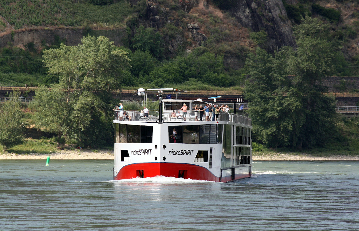 KFGS NICKOPIRIT (ENI:02338870) L.110 m B.11,45 m Flagge Schweiz auf dem Rhein zu Berg am 10.06.23023 in Oberwesel.