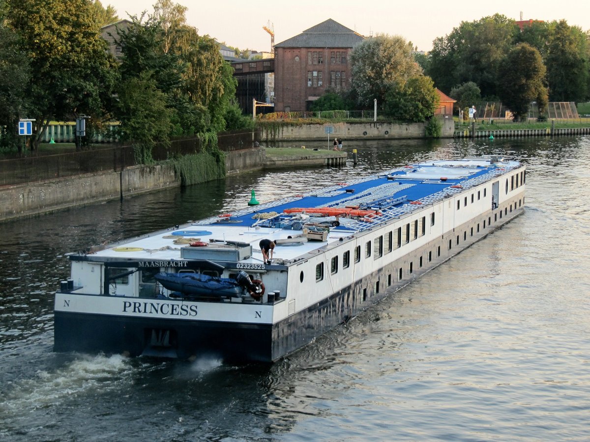 KFGS Princess , 02323525 , 80 x 9,50m , am 08.09.2016 auf der Havel in Berlin-Spandau zu Tal. Im Hintergrund links mündet die Spree in die Havel.