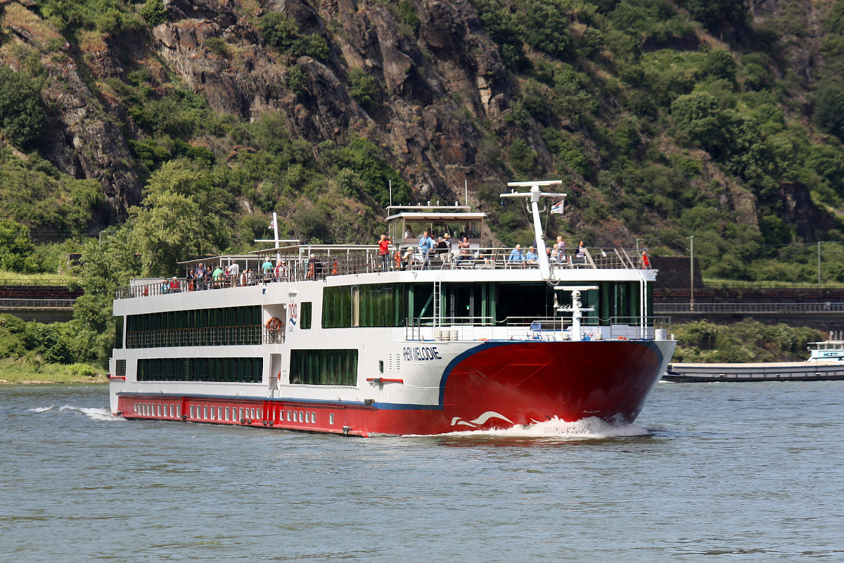 KFGS Rhein Melodie (ENI:04803570) L.131m B.11,40m Passagiere.198 am 18.04.2019 auf dem Rhein zu Berg bei Oberwesel.