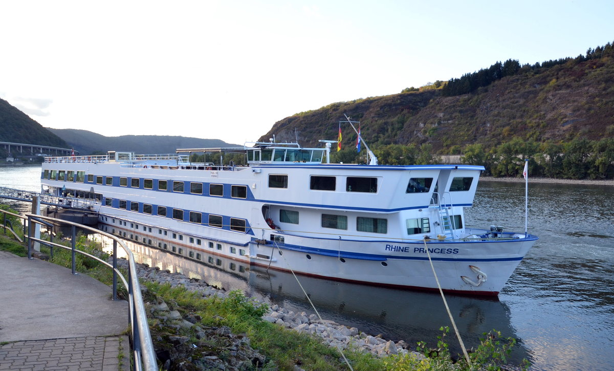 KFGS-Rhine Princess Flusskreuzfahrtschiff auf dem Rhein bei Andernach am 04.10.16. Länge:  110,50m,  Breite: 84m,  IMO: 07000661, Passagiere: 120, Gebaut wurde die Rhein Prinzessin im Jahr 1998 als River Symphony und beherbergt maximal 140 Passagiere. 