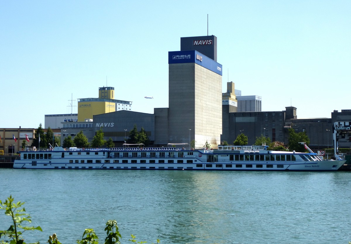 KFGS  River Melody , festgemacht am Rheinhafen in Basel, das 1999 gebaute Flukreuzfahrtschiff fhrt unter Schweizer Flagge, Lnge 110m, 140 Passagiere, Juli 2015