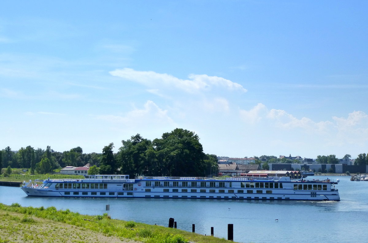 KFGS  River Rhapsodie  beim Wendemanver im Bassin Dusuzeau, Teil des Straburger Hafens, der unter der Flagge Maltas fahrende Flukreuzer ist 110m lang und befrdert 140 Passagiere, Antrieb 2x952PS, Baujahr 1999, Aug.2016