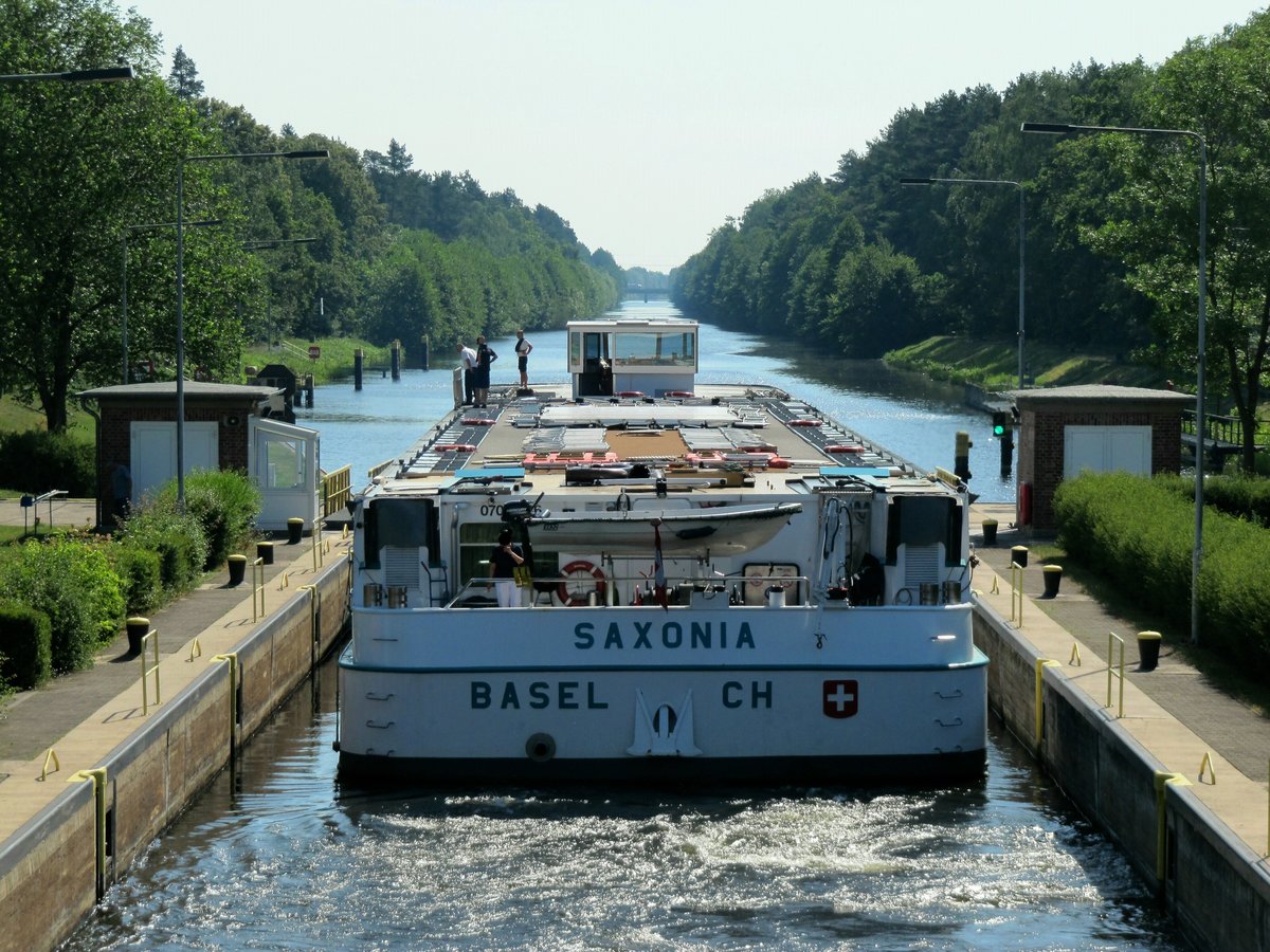 KFGS Saxonia (07001736 , 82 x 9,50m) am 25.06.2019 bei der Ausfahrt aus der Schleuse Schönwalde / Havelkanal zu Berg. Das Schiff war auf dem Weg über die Westoder zur Ostsee.