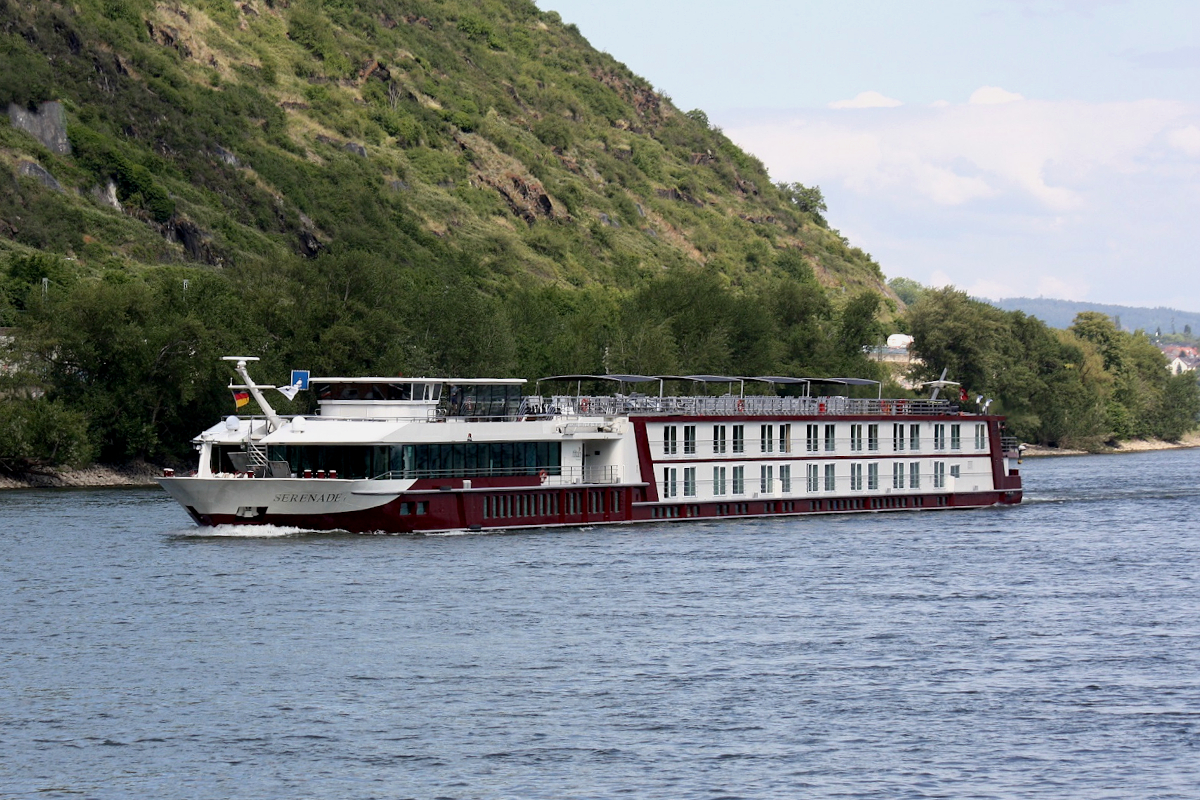 KFGS SERENADE (ENI:2326953) Flagge Schweiz auf dem Rhein am 30.05.2022 zu Tal in Andernach. 