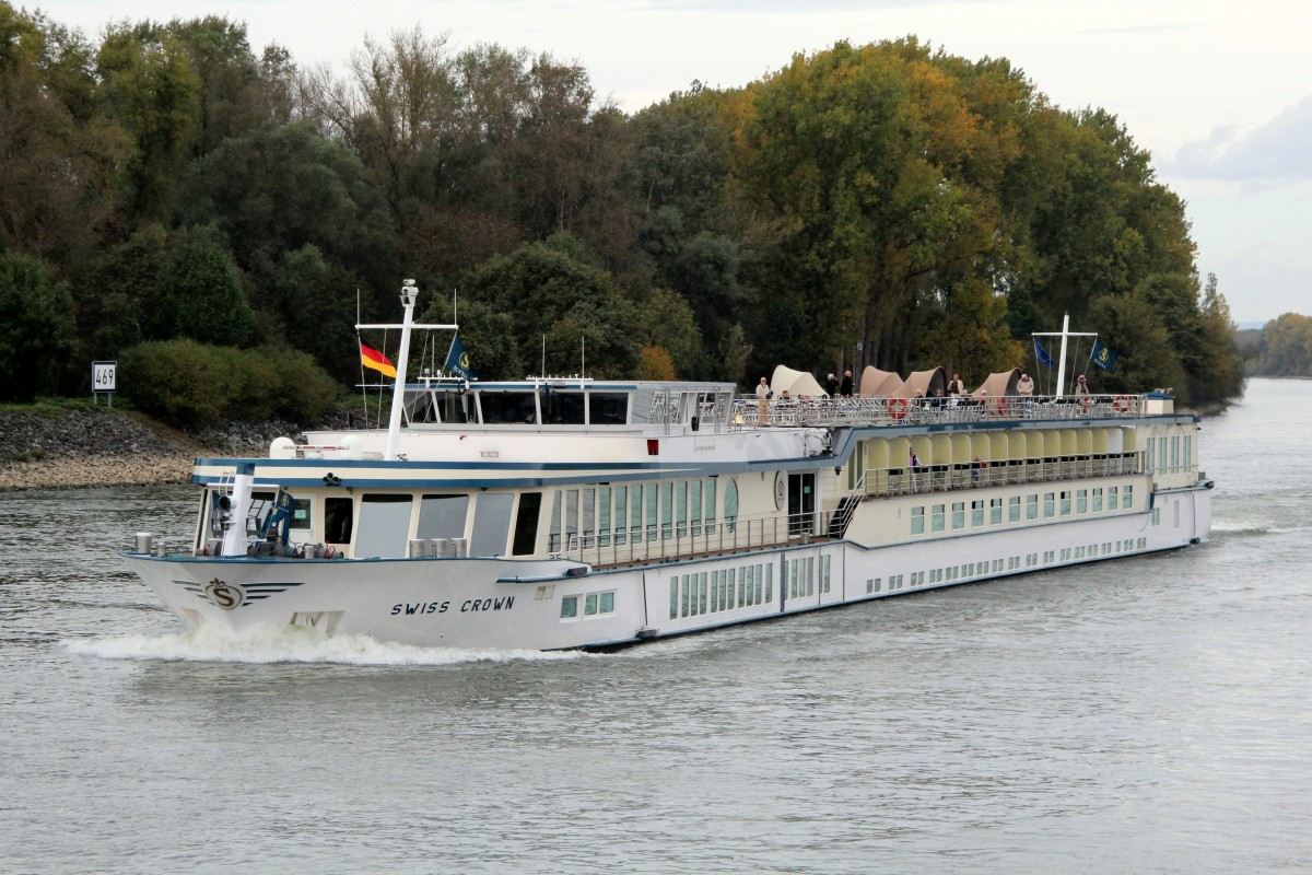 KFGS Swiss Crown , 07001725 , 110 x 11,40m , am 20.10.2014 bei Rhein-km 469 auf Bergfahrt.