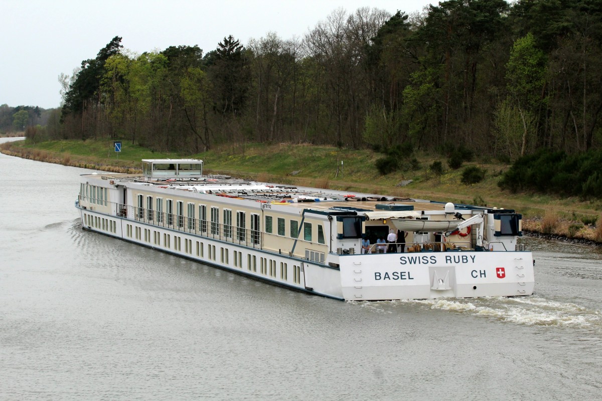 KFGS Swiss Ruby (07001742 , 85 x 10,6m) am 25.04.2015 im Elbe-Havel-Kanal bei Kader Schleuse mit Fahrtrichtung Genthin / Schleuse Zerben / Wasserstrassenkreuz Magdeburg unterwegs.