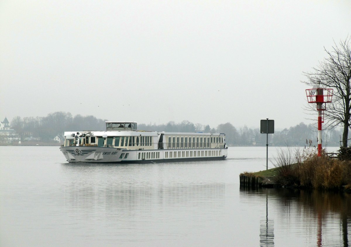 KFGS Swiss Ruby (07001742 , 85 x 10,60m) am 13.12.2018 auf dem Schwielowsee kurz vor der Einfahrt in das Caputher Gemünd zu Berg Richtung Potsdam/Berlin.