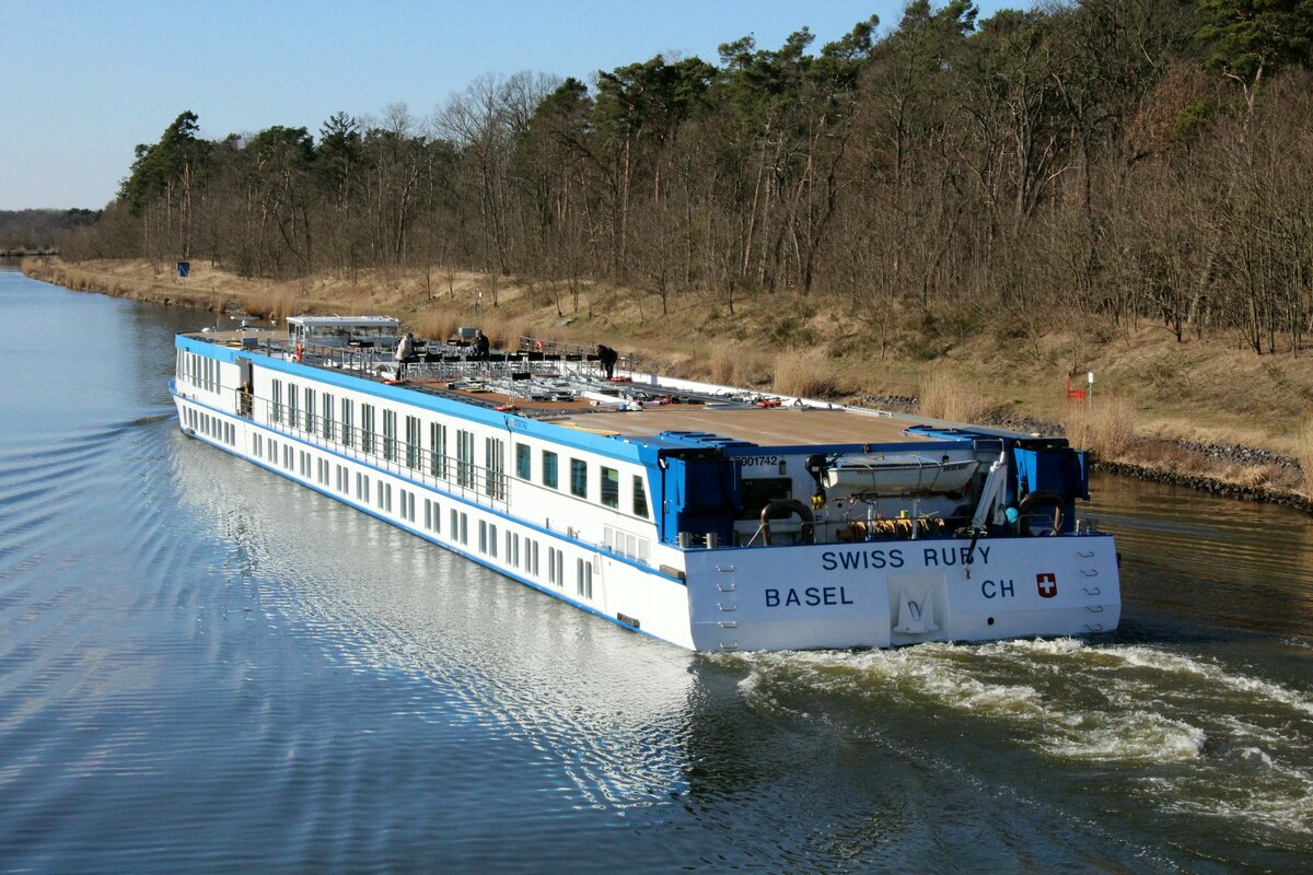 KFGS  SWISS RUBY  (07001742 , 85 x 10,6m) auf Talfahrt im  ELBE-HAVEL-KANAL  Höhe Kader Schleuse.