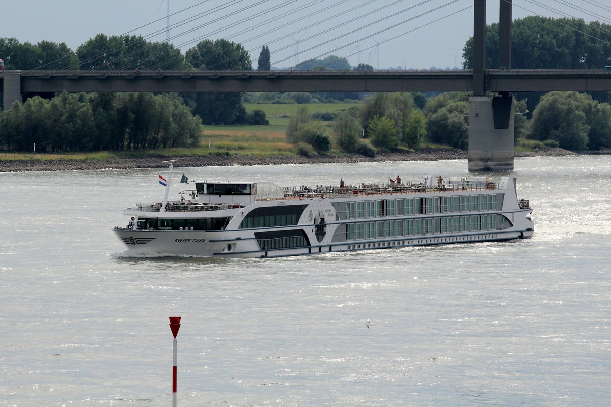 KFGS Swiss Tiara (07001832 , 110 x 11,4m) am 06.07.2017 auf Rhein-Bergfahrt zw. der Rheinbrücke Rees-Kalkar und Rees.