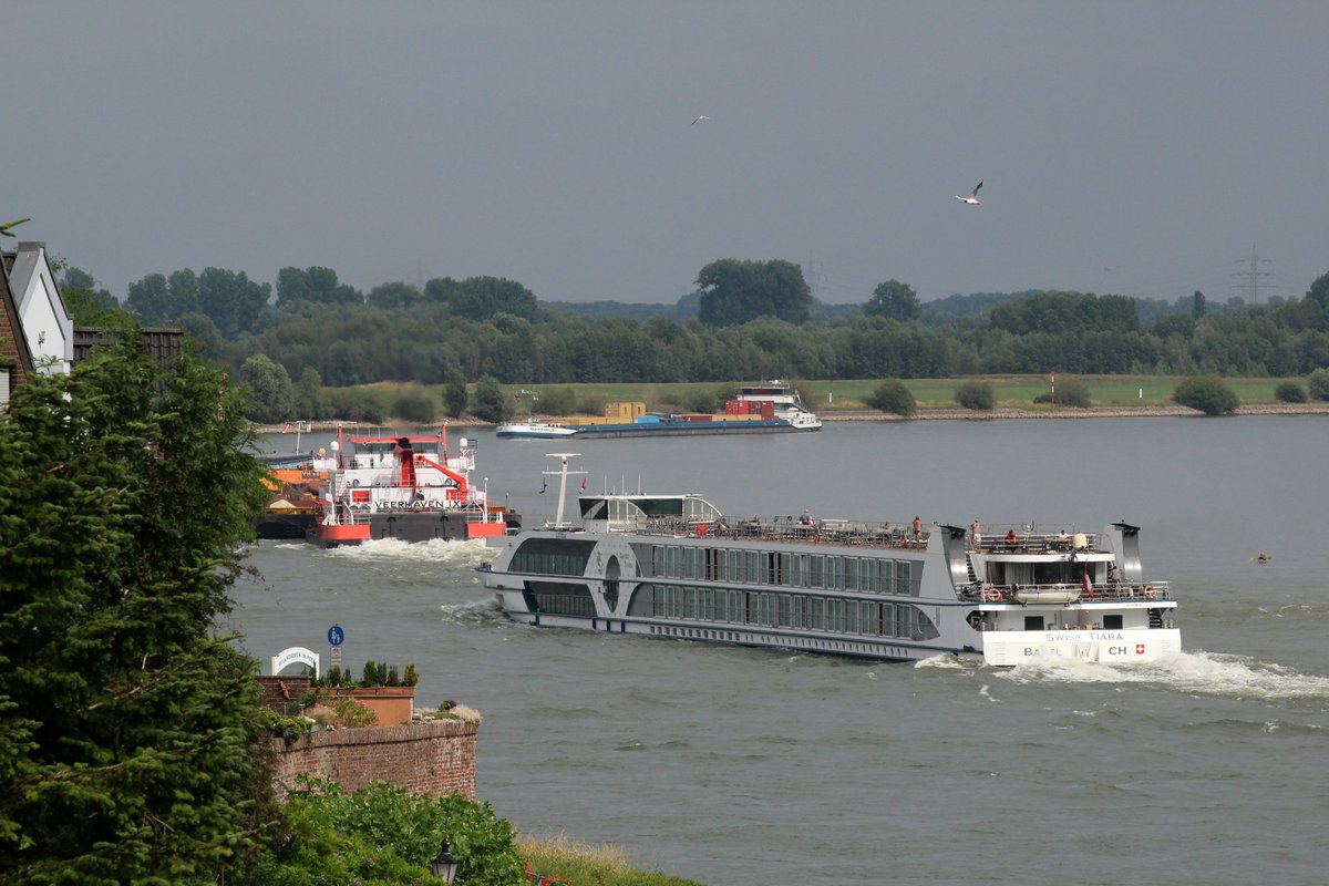 KFGS Swiss Tiara (07001832) setzte am 06.07.2017 am Rhein-km 837 bei Rees zu Berg zum Überholen des 269,5m langen Schubverbandes Veerhaven IX (02323833) an. GMS Maasvallei (02332304) kam zu Tal entgegen.