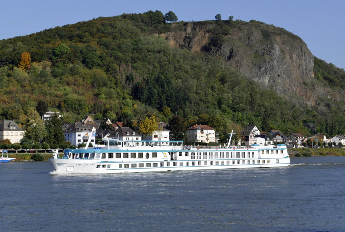 KFGS  Switzerland  aus Basel auf dem Rhein in Remagen. Im Hintergrund der Rheinfelsen  Erpeler Ley . 13.10.2019