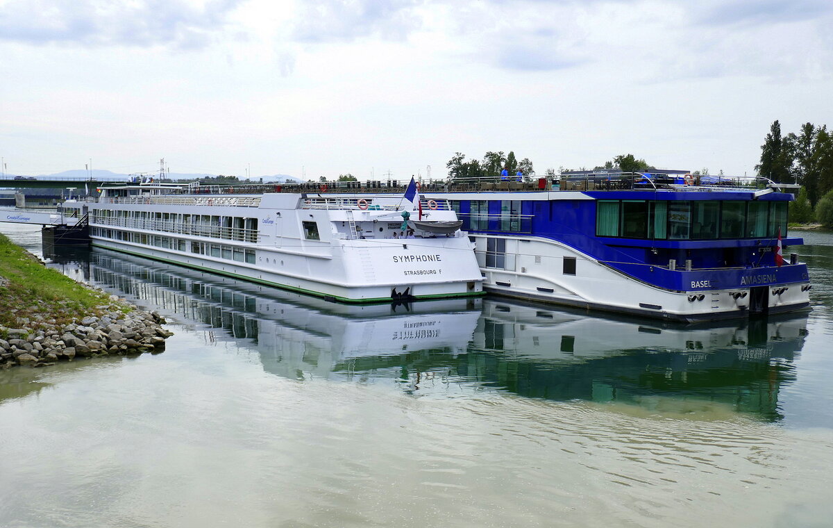 KFGS  Symphonie  und  Amasenia  am Anleger in Breisach am Rhein, Heckansicht, Aug.2022