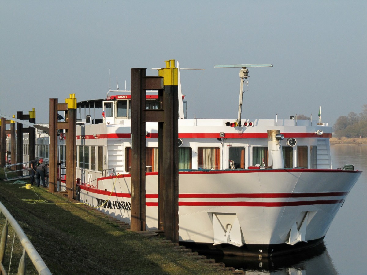 KFGS Theodor Fontane (05113670) am 14.03.2014 auf der Elbe in Tangermünde festgemacht und wird geputzt.