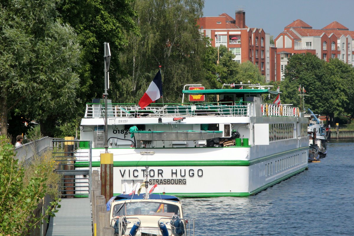 KFGS VICTOR HUGO (01823025 , 82 x 9,50m) am 24.07.2016 in Berlin-Spandau auf der Havel am  Kreuzfahrtterminal .